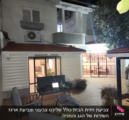 מרפסת עם ריהוט גן, עציצים ותאורה חיצונית